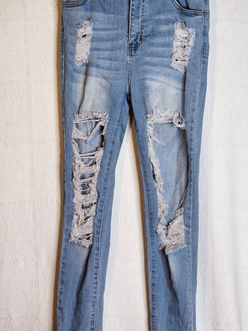 Akira Light Wash Distressed Cotton Poly Span Fringe Flare Bottom Jeans Sz 9 W28 - Picture 4 of 16